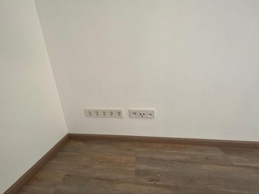 Schöne und neuwertige 2 12-Zimmer-Erdgeschoßwohnung mit EBK