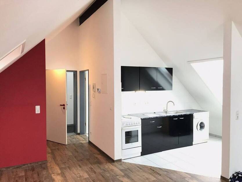 Ab 1.8.25! Schöne 1-RaumWohnung mit Balkon, Stpl. und EBK in ruhiger Wohnsiedlung!