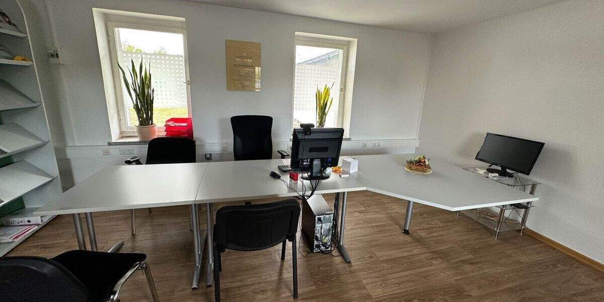 Vielseitige Gewerbeimmobilie in zentrale Lage von Zwickau: 210 m² Büro- Lager- Werkstattfläche 7 zimmer