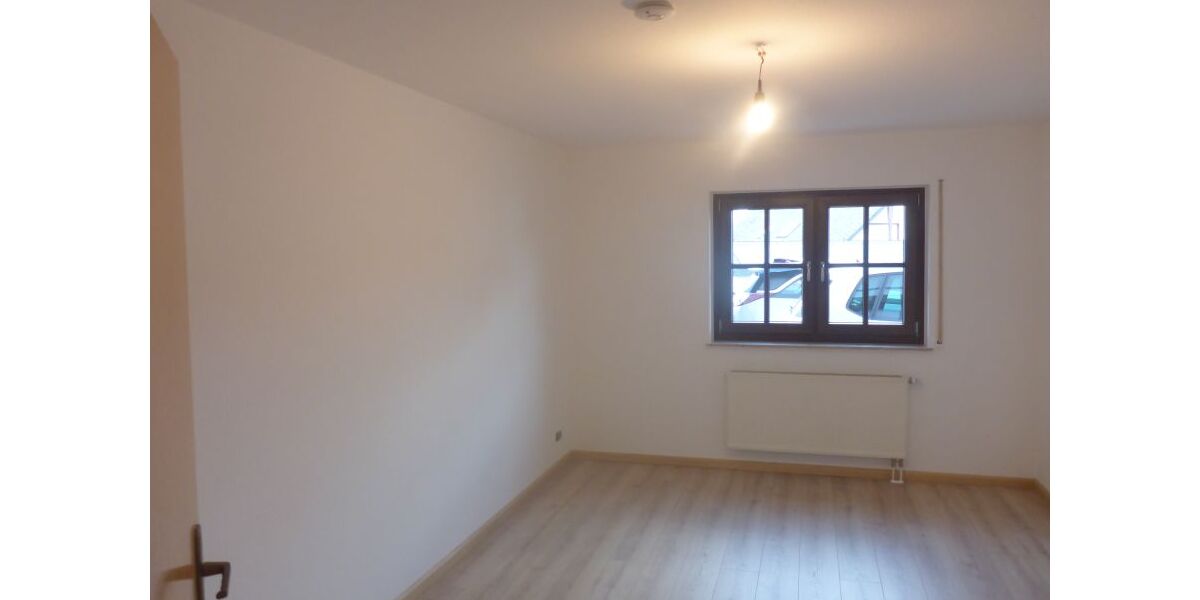 Wohntraum im Grünen: Attraktive, helle 2-Zimmer-EG-Wohnung mit Terrasse, modernisiert & renoviert auf parkähnlichem Areal, Raubach - 2- Raubach | Angebot:24576305