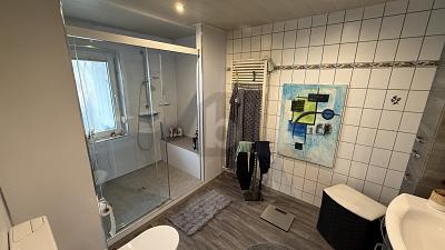 WOHNEN MIT KAMIN UND GROßEM BALKON - Etagenwohnung Bad Emstal | Angebot:26316110