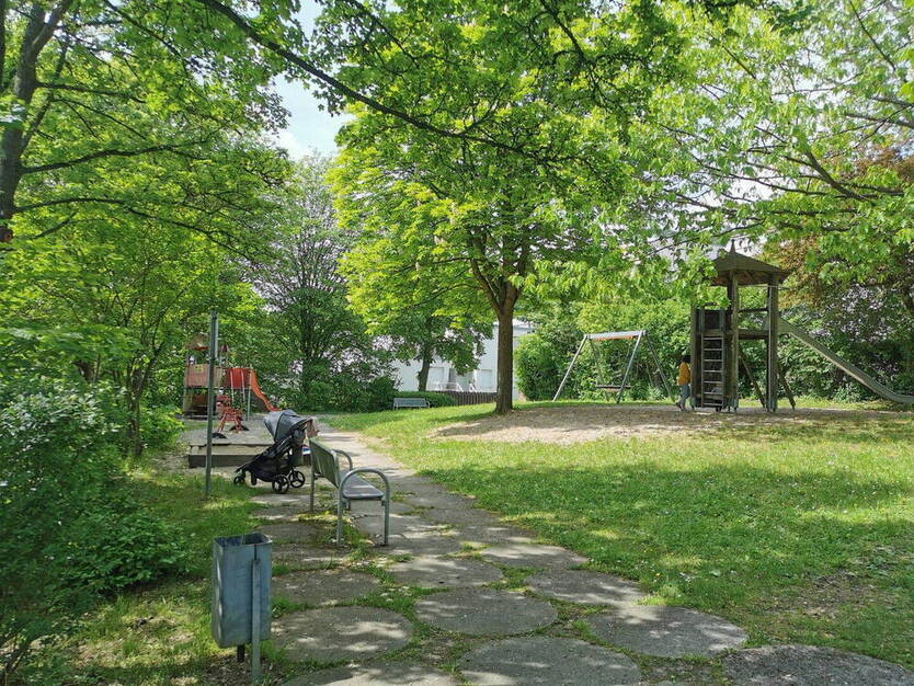 Sonnige Terrassenwohnung mit kleinem Park vor der Tür