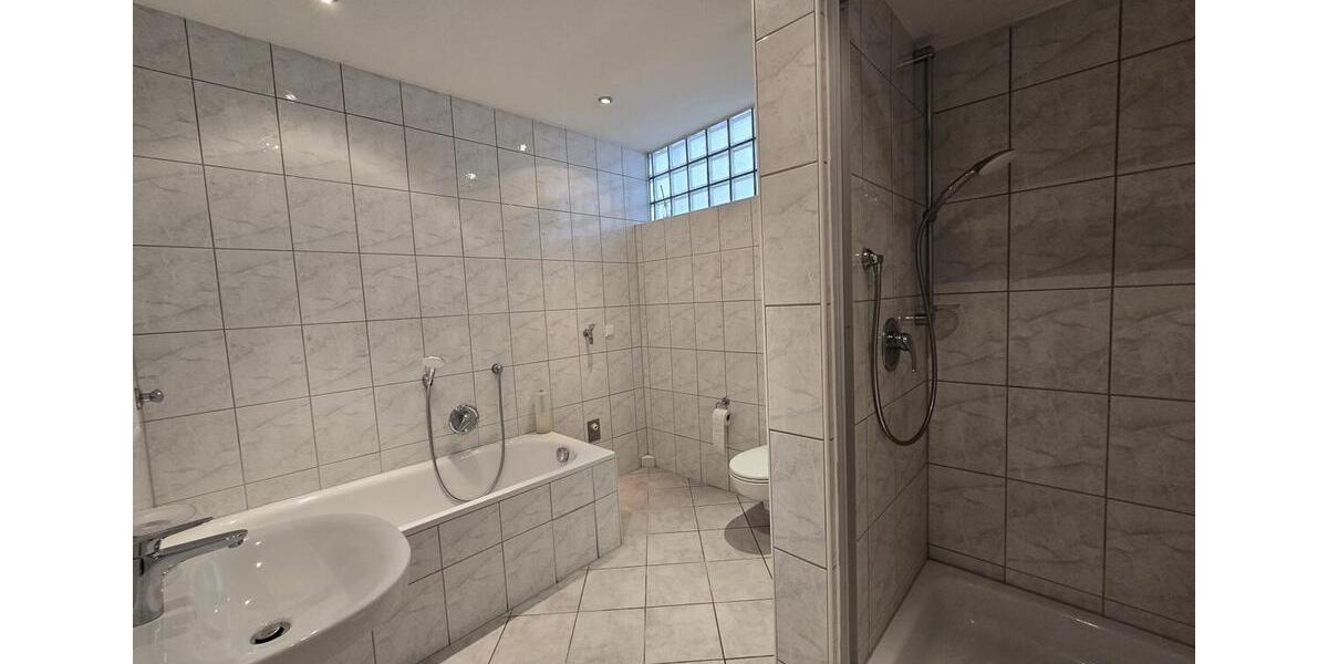 Dachgeschoßwohnung Offenbach am Main - 5 Zimmer, 200 m&sup2;, 2.600&euro; | Angebot:24441320