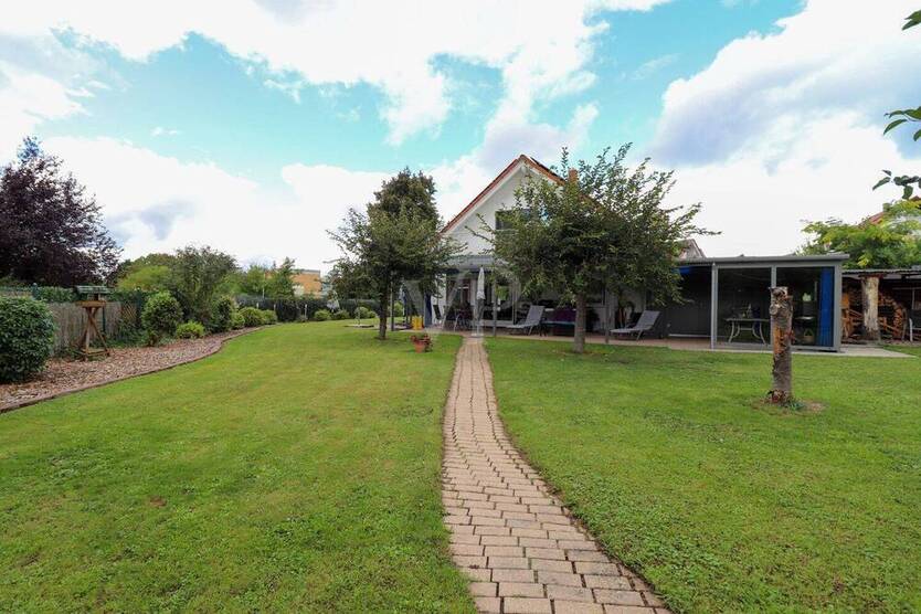 Traumhaftes Einfamilienhaus mit großem Grundstück und Bauplatz in Top-Lage von Oberderdingen