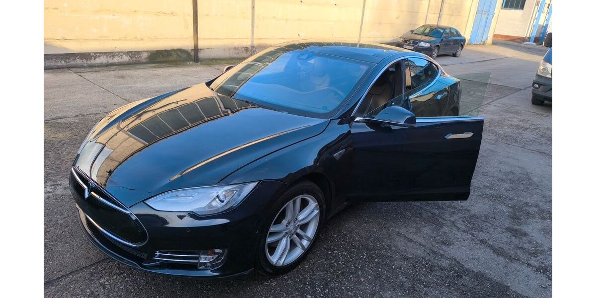 Tesla Model S 70.000 km 18.500 &euro; Grimma 04668