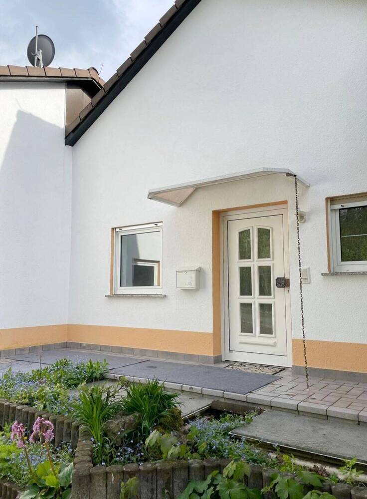 Charmante Doppelhaushälfte in Schneckenlohe - Perfekt gepflegt mit modernen Annehmlichkeiten