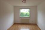 Röpke + Partner Immobilien: Sofort beziehbare 3-Zimmer-Wohnung mit Balkon in Öschelbronn!
