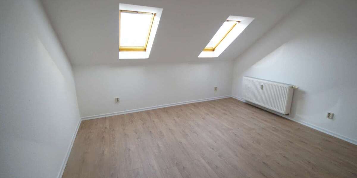 2-Zimmer-DG-Wohnung mit BALKON, offene Küche, Badewanne - frisch renoviert 2 zimmer