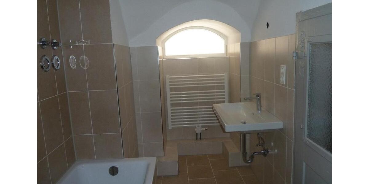 *Wunderschöner Altbau* Renovierte, großzügige Maisonettewohnung mit Dachterrasse in zentraler Lage 4 zimmer