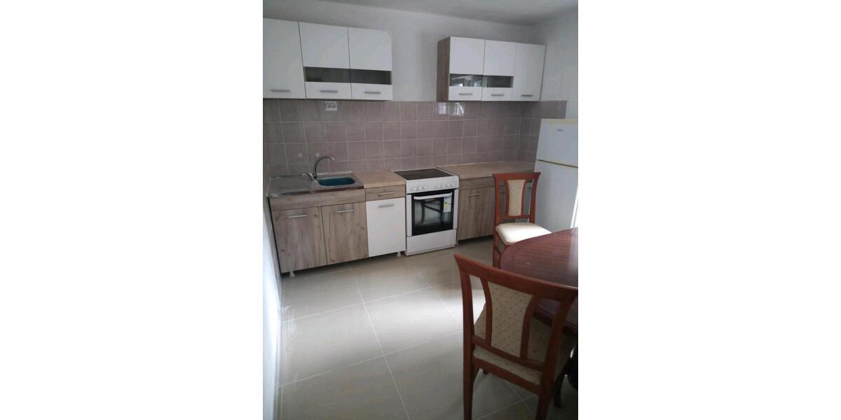 Ein legales Haus in Montenegro steht zum Verkauf. zimmer