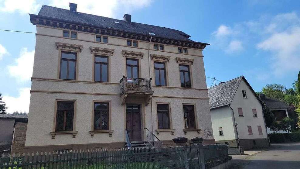 Haus zum Kaufen in Niederhosenbach 310.000 € 240 m²
