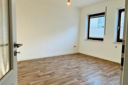 3-Raum-Erdgeschoßwohnung mit Winterg., Keller, Terrasse, Garage
