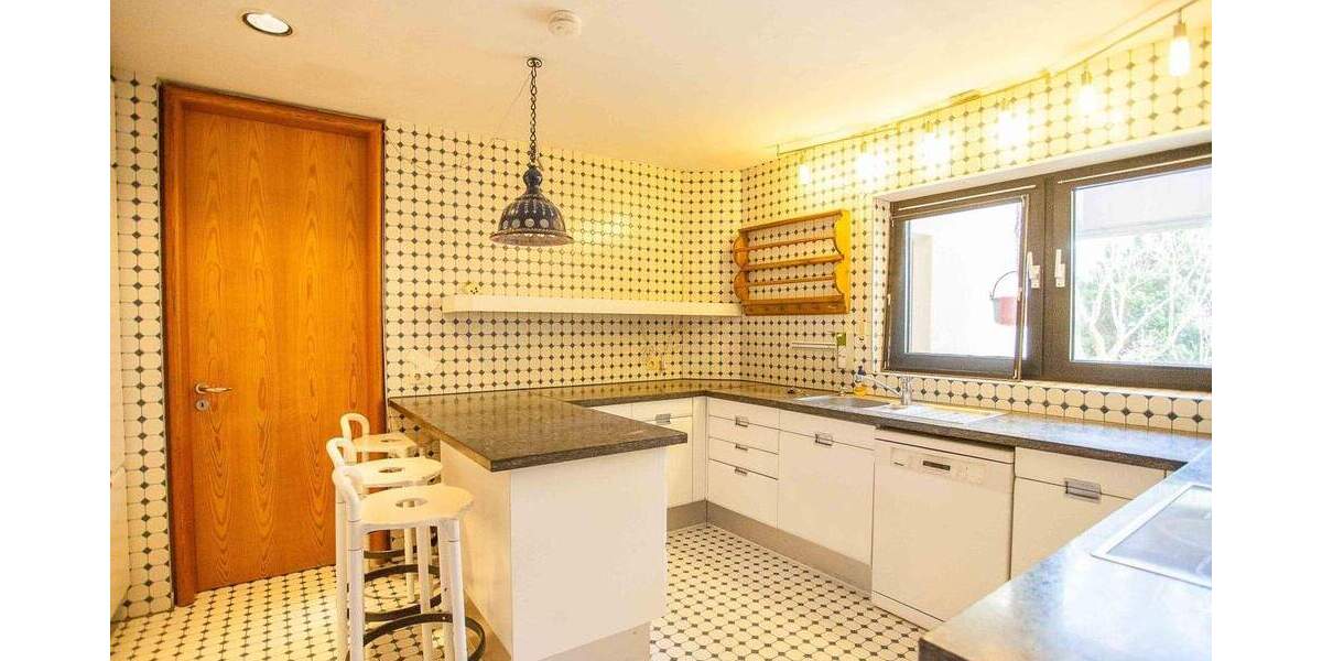 Einfamilienhaus Uttenreuth - 8 Zimmer, 270 m&sup2;, 3.000&euro; | Angebot:24450110