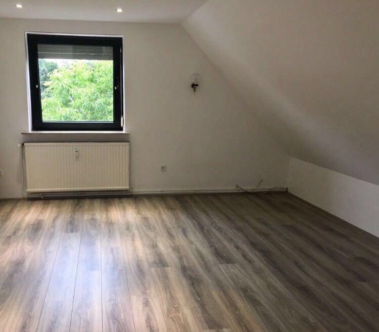 RENOVIERTE HELLE DG Wohnung ZU SOFORT VERFÜGBAR