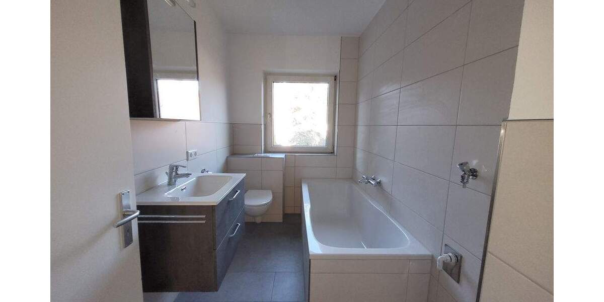 * CHARMANT - NEU RENOVIERT - SOFORT BEZUGSFÄHIG * schöne 3 Zi.-Wohnung mit GARAGE in SC-WOLKERSDORF 3 zimmer