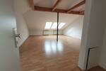 * Großzügig Wohnen * lichtdurchflutete 3 Zimmer-DG-Wohnung mit EINBAUKÜCHE in zentraler City-Lage *