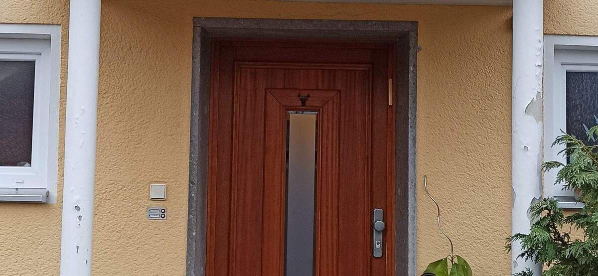 Freistehendes Einfamilienhaus mit Südwestlage, Ausbaupotenzial und mit 2 Garagen und 3 Außenparkplätze in Haunstetten zum Verkaufen! 6 zimmer