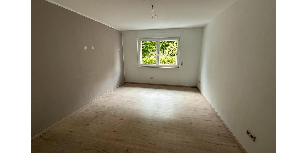 Mehrfamilienhaus, Wohnhaus Hüllhorst - 8 Zimmer, 244 m&sup2;, 1.990&euro; | Angebot:26533419