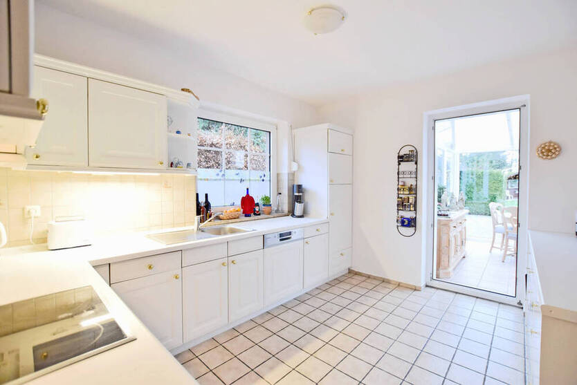 4-Zi.- Doppelhaustraum mit Wintergarten, Kamin, Sauna, Carport und Garten in ruhiger Sackgassenlage