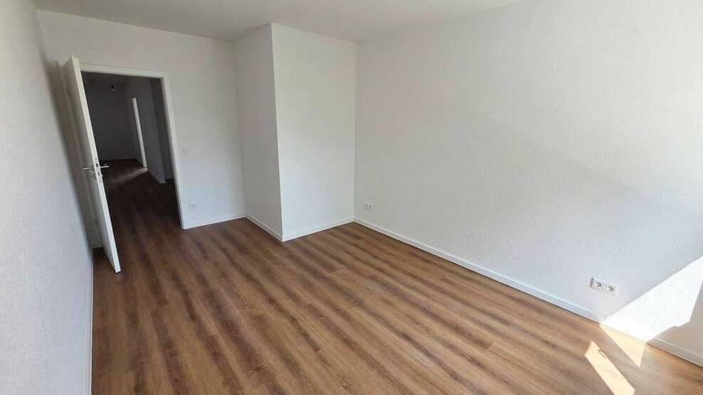 Frisches Wohngefühl! Modernisierte 3-Zimmer-Wohnung! Balkon, neues Bad, neuer Boden, Aufzug