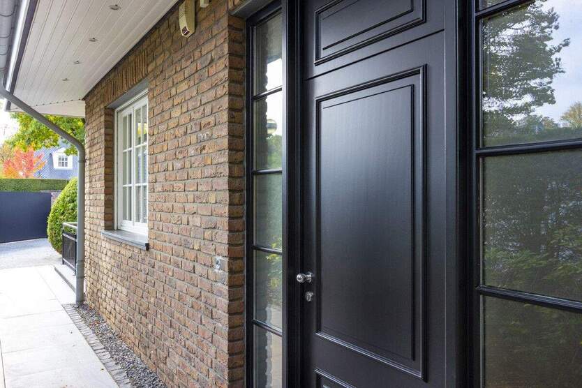 Exklusives Wohnen in Top-Lage von Alt-Meererbusch - Noble Villenhälfte mit hochwertiger Ausstattung 7 zimmer