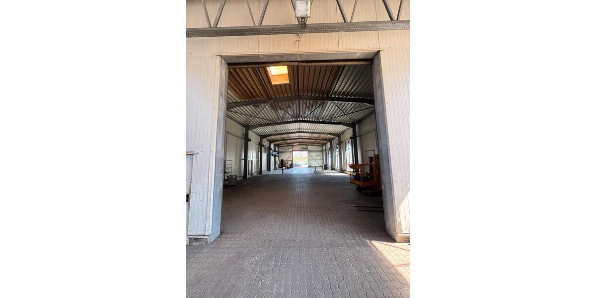 Halle gewerbl, Immobilie zur Vermietung mit Büro und Außenlager zimmer