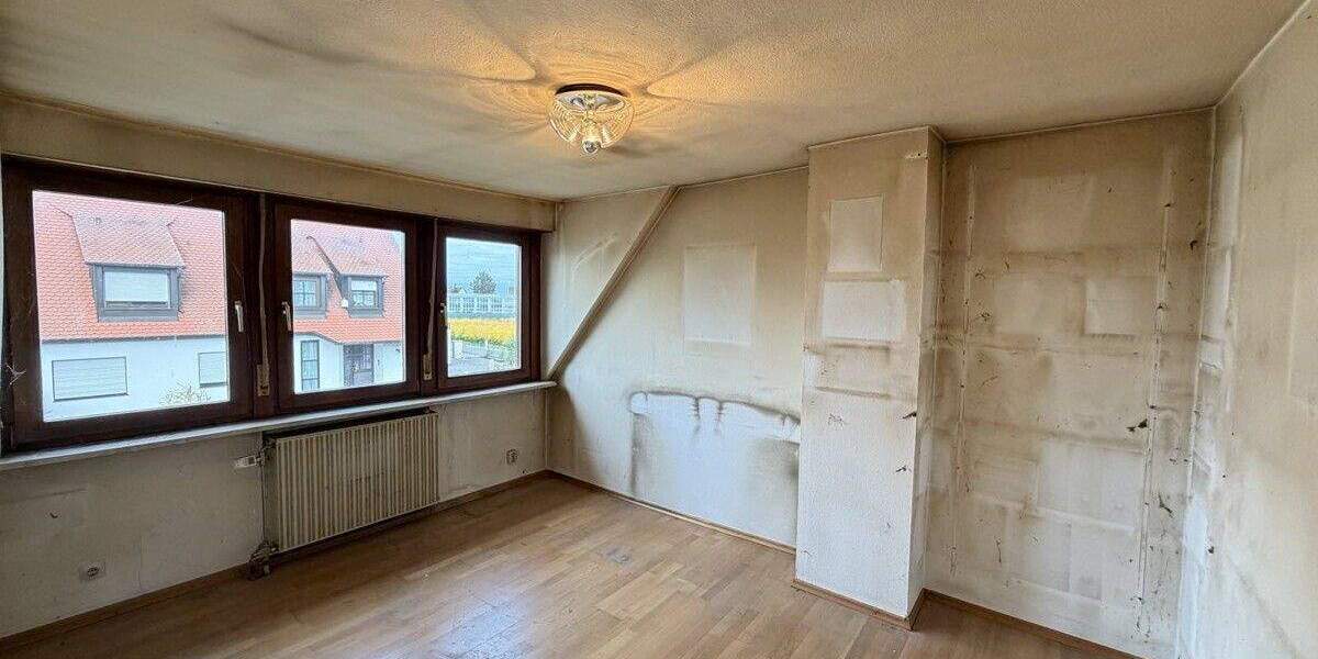 Sanierungsbedürftige Doppelhaushälfte mit 2 Garagen und großem Garten 5 zimmer