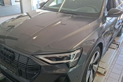 Audi e-tron 54.581 km 36.990 &euro; Hamburg 22047