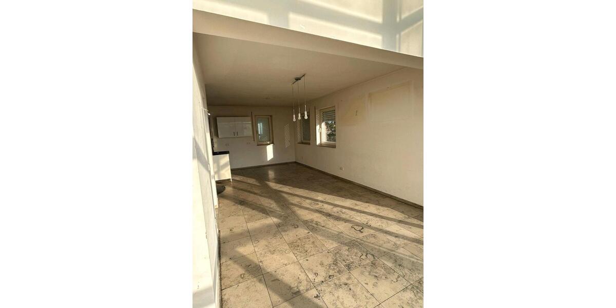 Großes Einfamilienhaus über drei Stockwerke 6 zimmer