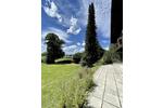 EINZIGARTIGE LANDHAUSVILLA MIT GROẞEM GARTEN UND BERGBLICK IN ZENTRALER BESTLAGE. BEFRISTET.