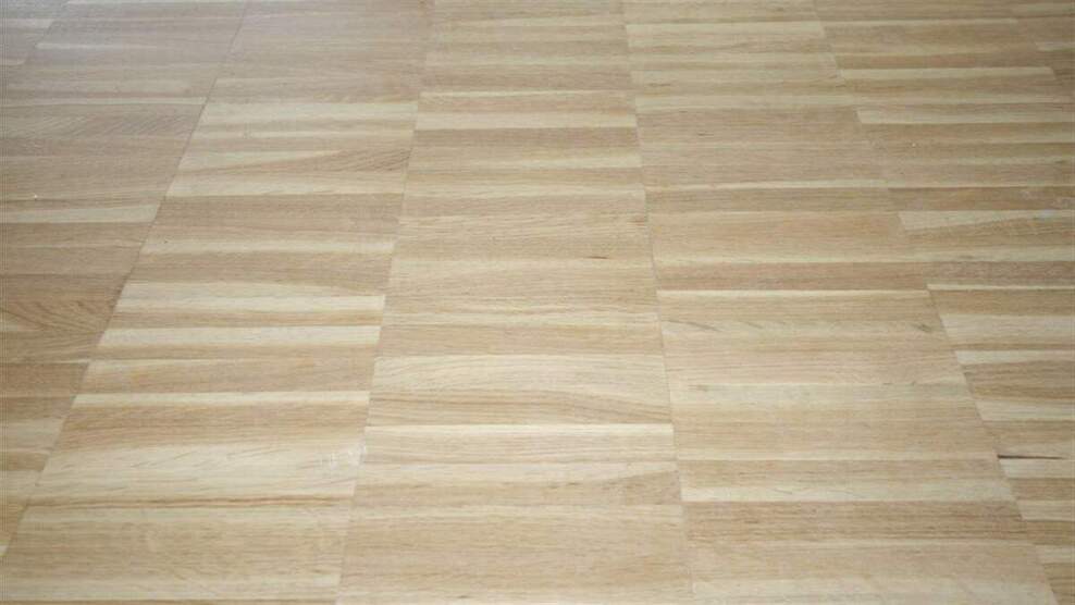 2 Zimmer Whg. Eignet sich für eine Einzelperson! Balkon, EBK, Parkett + Fußbodenheizung. 2 zimmer