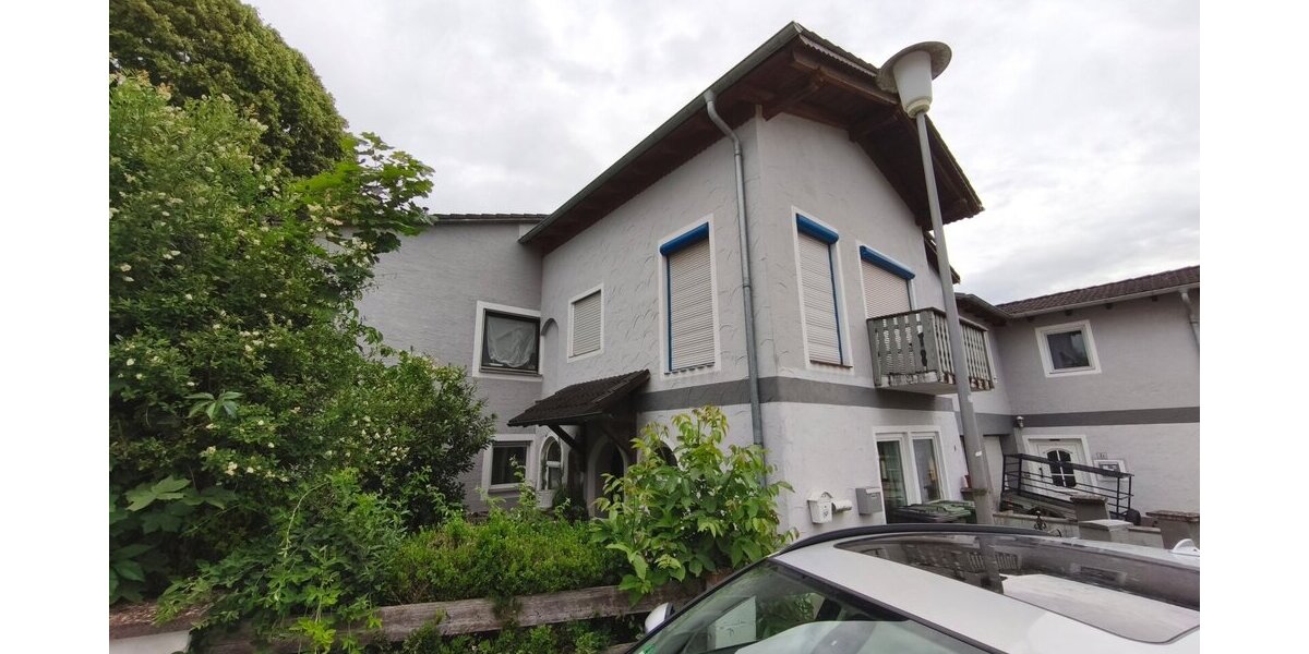 Großz. Etagenwohnung - 6 Zimmer davon 4-5 Schlafzimmer WFL ca. 140 m² gelegen im 1. Stock eines 3-FMH off. Kamin optionaler Gartenanteil. - Etagenwohnung Laaber | Angebot:26898732