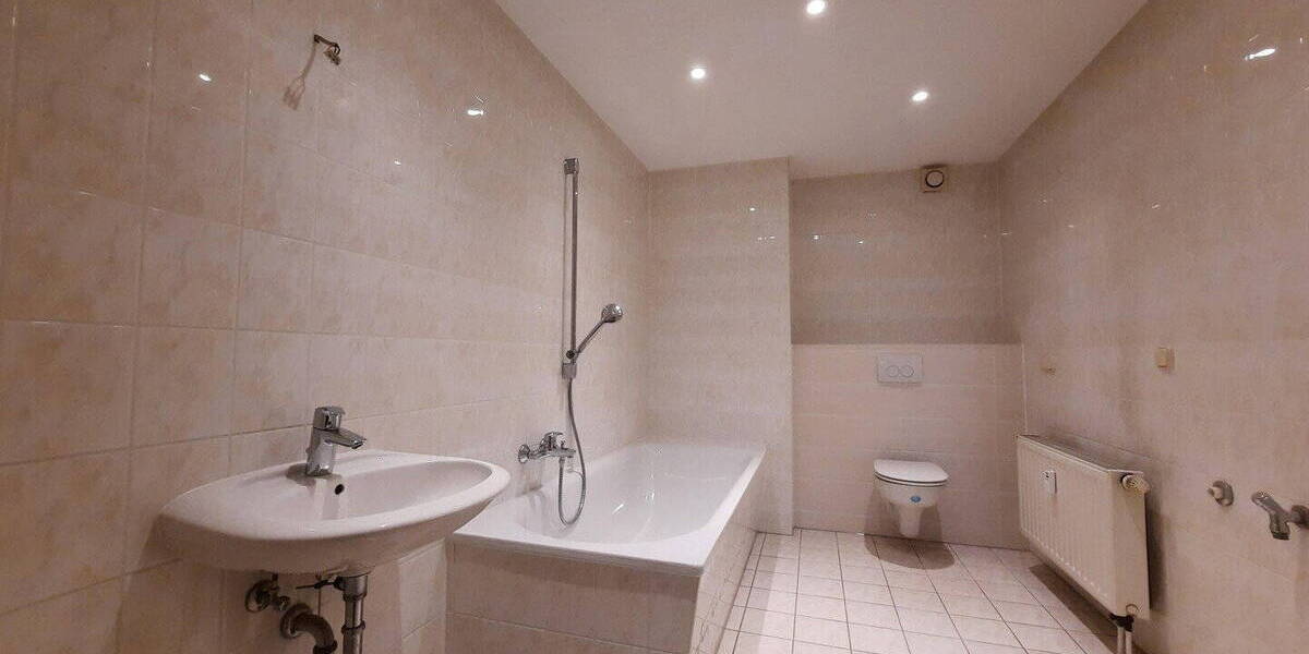 Mehrfamilienhaus, Wohnhaus Sachsen - Limbach-Oberfrohna Limbach-Oberfrohna - 3 Zimmer, 71 m&sup2;, 480&euro; | Angebot:26913716