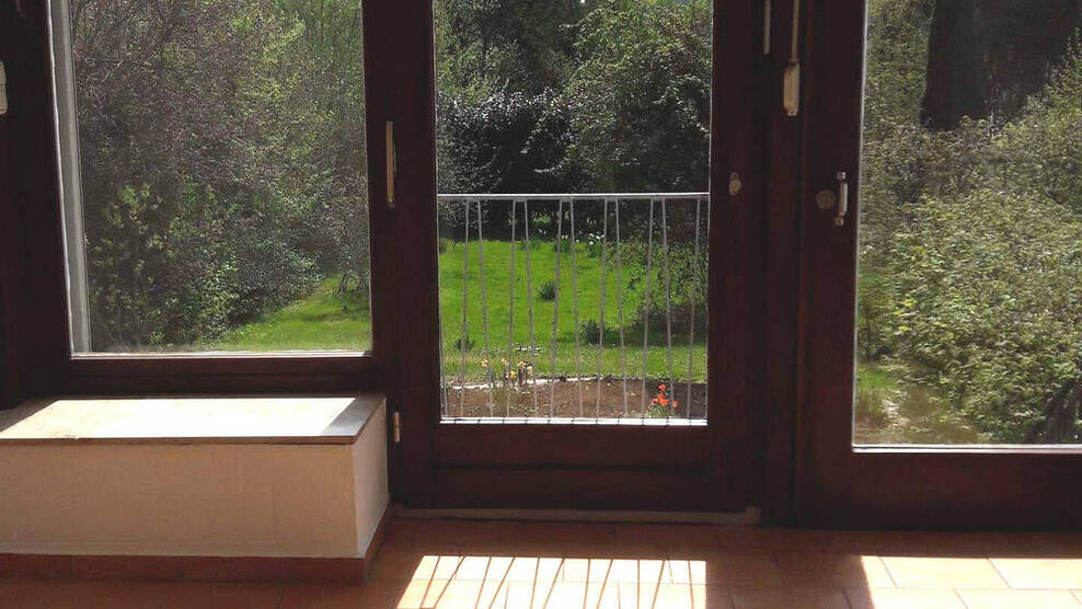 Zum Verkauf bieten wir an: ein großes Wohnhaus (Altbau) mit 3 Wohnungen und 2 Garagen in stadtnaher Wohnlage