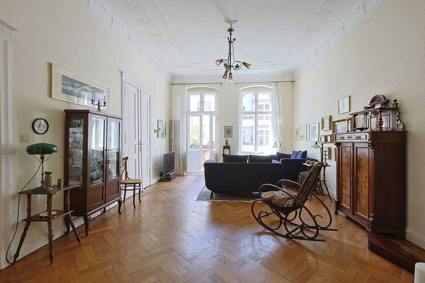 Wunderschöner, vermieteter Stuckaltbautrau, 2. OG, Aufzug, 7 Zimmer, 2 Bäder, 2 Westbalkone, Erker, Wohnküche, Deckenstuck Massivparkett
