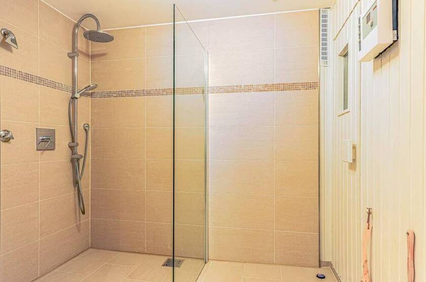 Exklusives Einfamilienhaus mit 2 EinliegerWohnungen* hochwertige Ausstattung * großzügige Raumaufteilung * Wellnessbe...