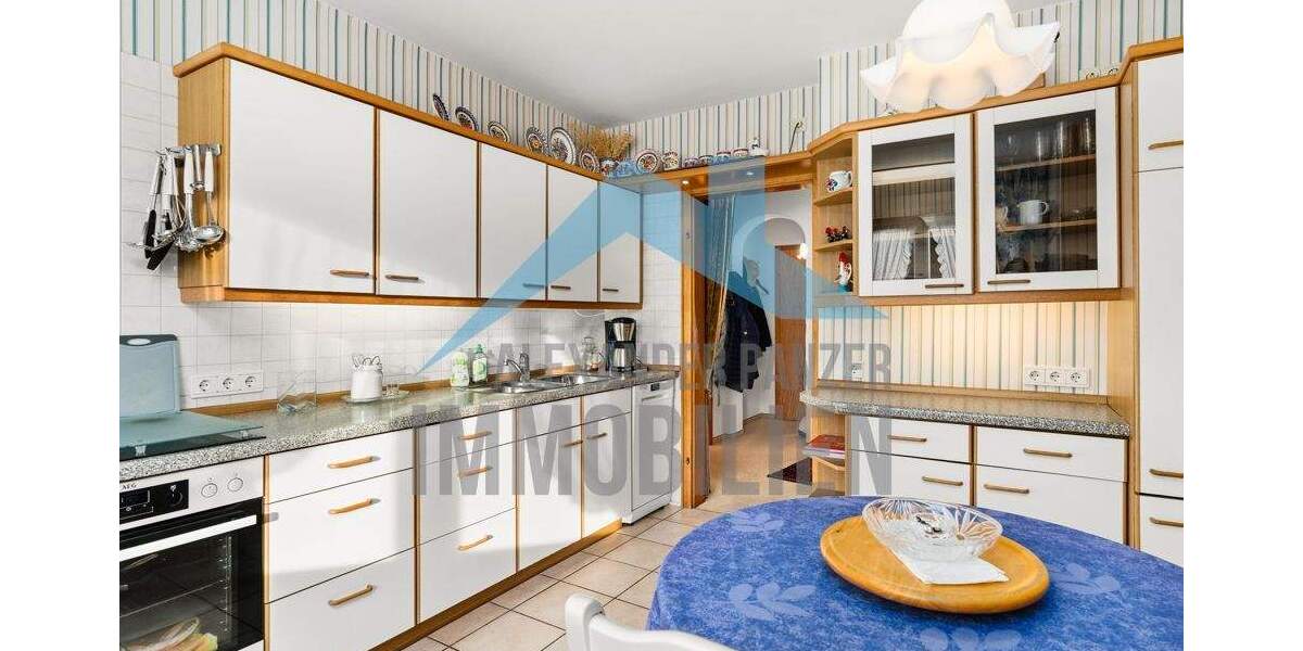 Großzügiges Zweifamilienhaus mit viel Platz in zentraler Lage von Lohfelden! 7 zimmer