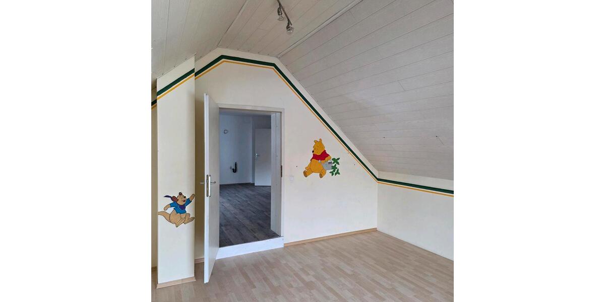 Dachgeschoßwohnung Nittendorf - 3.5 Zimmer, 94 m&sup2;, 1.150&euro; | Angebot:25149755