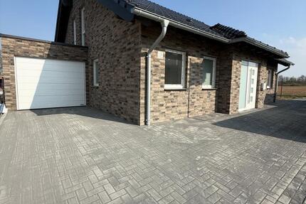 Neubau Freistehendes Haus mit Garage und Garten zu vermieten
