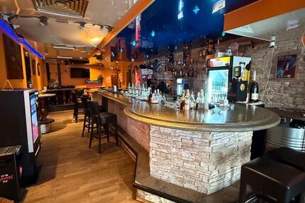 VIERNHEIM ZENTRUM Gut laufende Bar- Nachtcafé mit ca. 190 m² Fläche sowie Außenterrasse zimmer