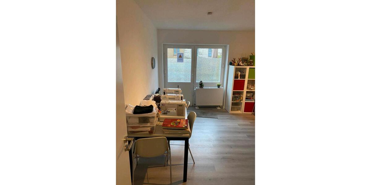 helle und geräumige PraxisBüro zimmer