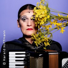 Carmela de Feo: La Signora - groß! blond! erfolgreich! 07.03.2027 MEDIO.RHEIN.ERFT.