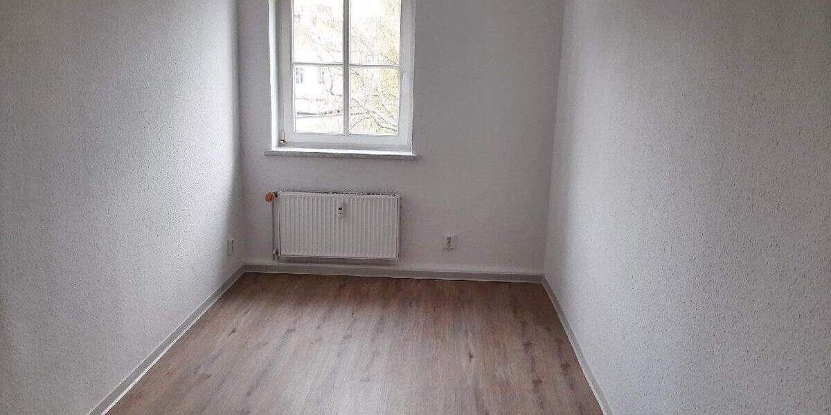 Direkt einziehen! Frisch renovierte kleine 3 Zimmer-Wohnung mit separater Küche und Tageslichtbad 3 zimmer