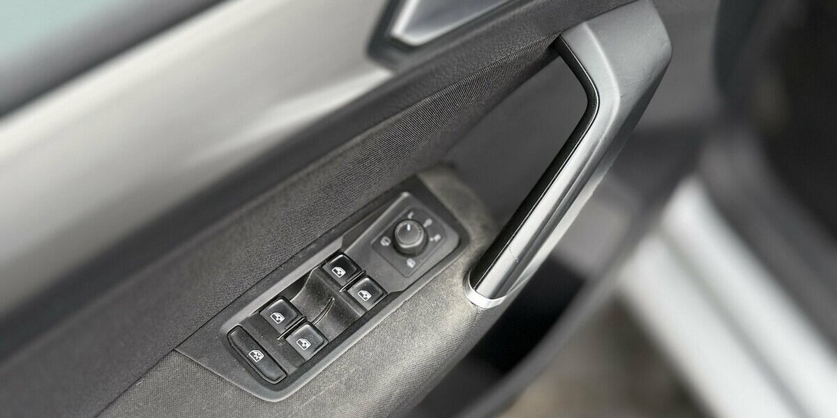 VW Touran 7 Sitze / Automatik / AHK / 1. Hd / Navi 110.000 km 23.490 &euro; Mönchengladbach 41066