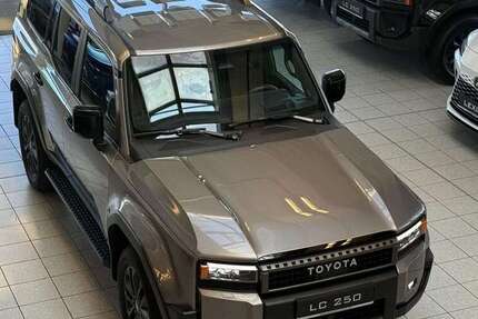 Toyota Land Cruiser 3.710 km 87.895 € Poing bei München 85586