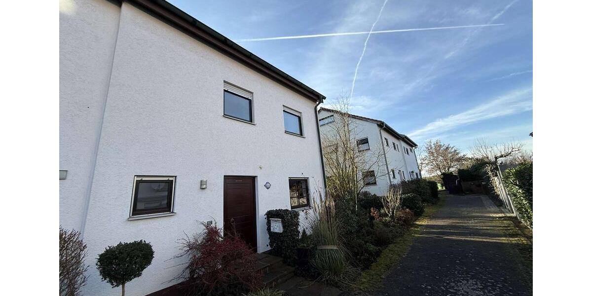 Großz. DHH beste Lage, ca. 130 m² Wfl., 5 Zi., Bj. 1983, Kanal nur 50 m entfernt, Garage + Carport ! 5 zimmer