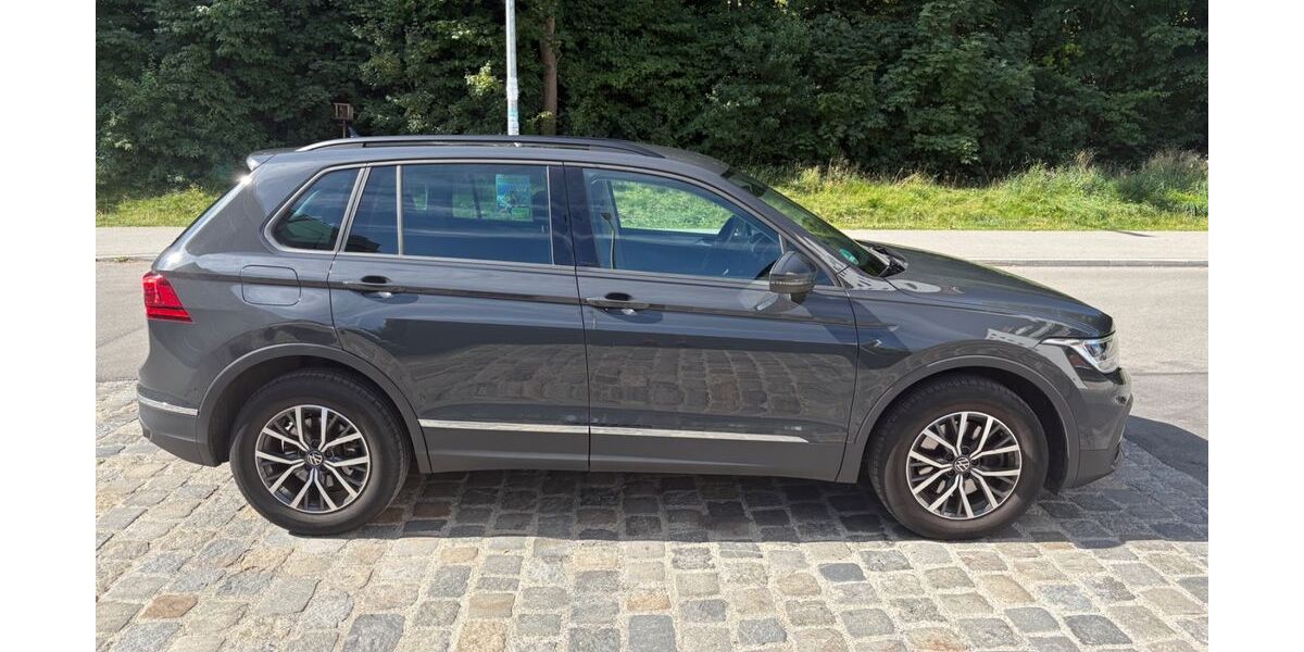 VW Tiguan 70.147 km 21.999 &euro; München 81927