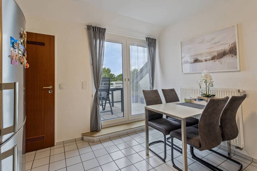*** Lichtdurchflutete Dachgeschoßwohnung mit zwei sonnigen Dachterrassen in Top-Lage ***