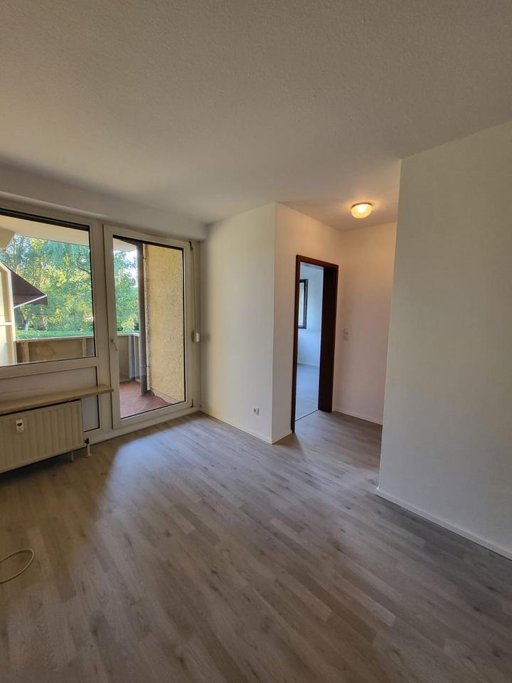 2-Zimmer Wohnung mit Balkon und Keller, großes Bad, ohne EBK