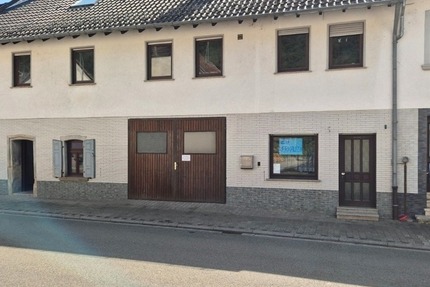 Vielseitiges Zweifamilienhaus mit Gewerbemöglichkeit, zahlreichen Stellplätzen u. idyllischem Garten - Haus Friedelhausen Friedelhausen | Angebot:22137659